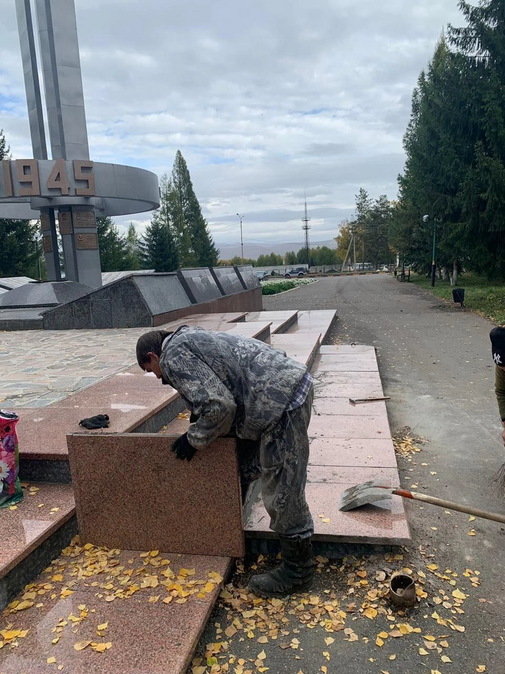 В ВКО при уборке снега повредили памятник воинам, погибшим в годы Великой Отечественной войны