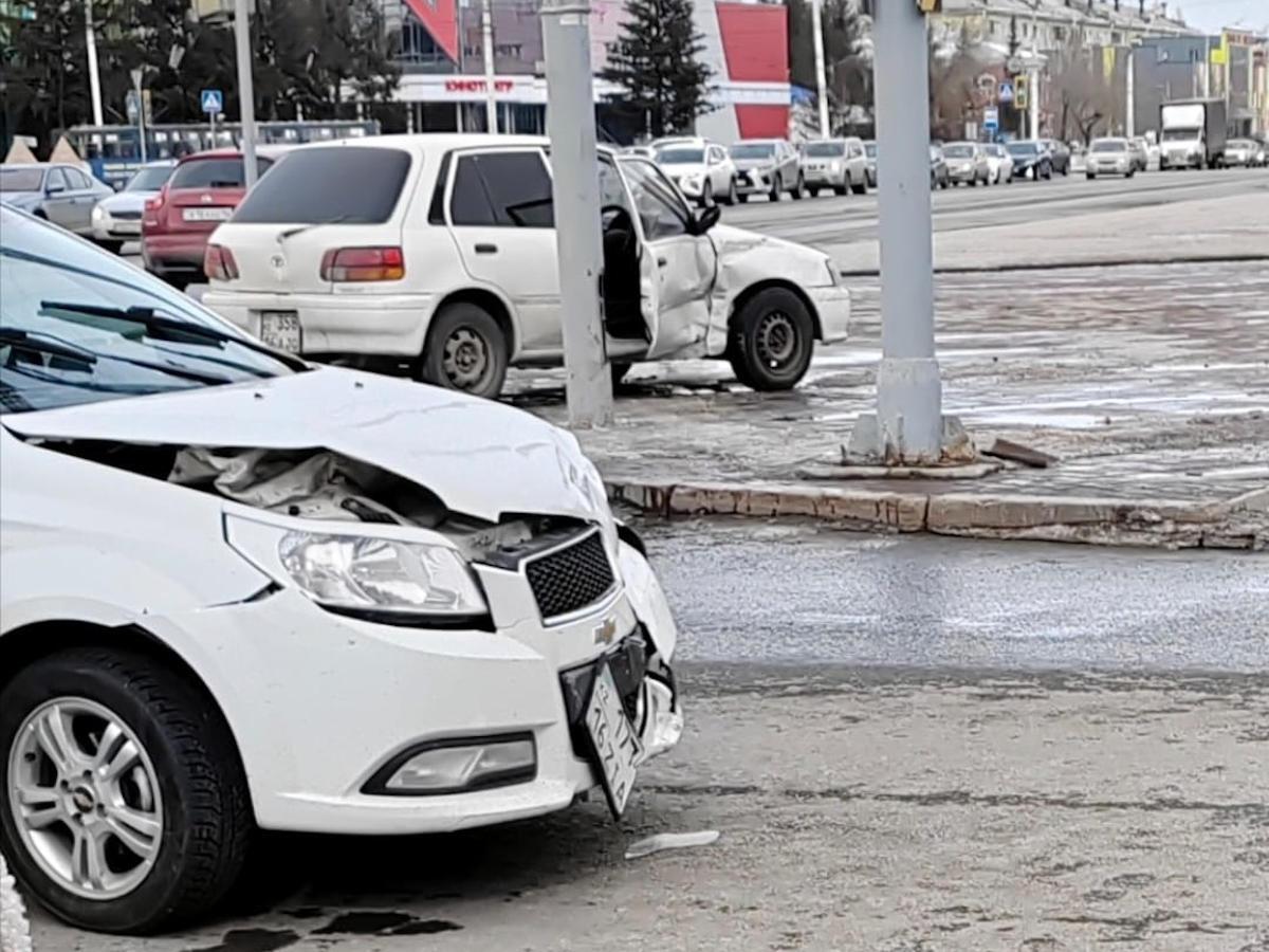 В Усть-Каменогорске столкнулись два легковых автомобиля