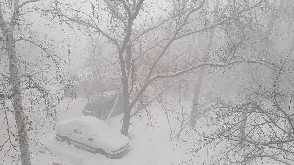 Жители Усть-Каменогорска жалуются на смог и першение в горле