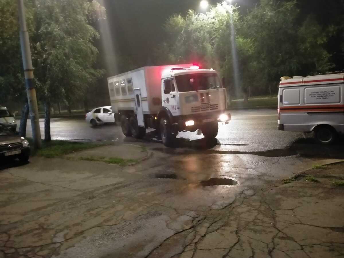 В Усть-Каменогорске из-за пожара в магазине эвакуировали жильцов многоэтажки 