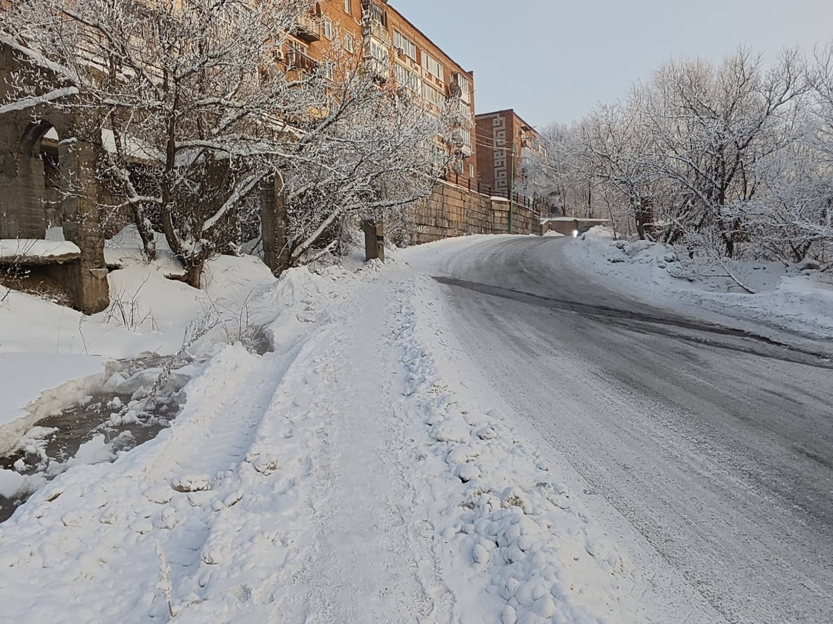 В Усть-Каменогорске коммунальщики устраняли наледь на проезжей части после порывов