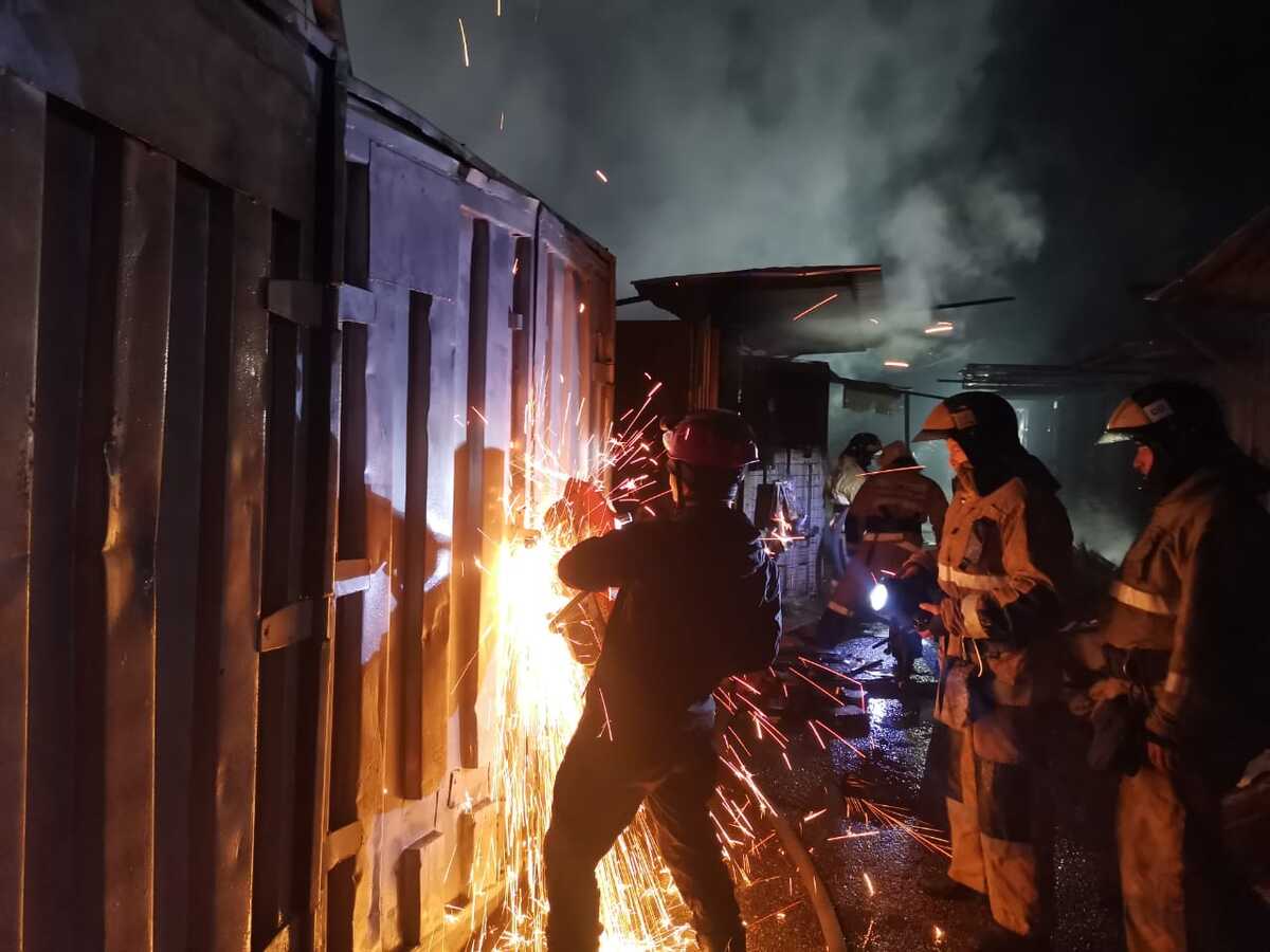 Шашлычная горела в Усть-Каменогорске 