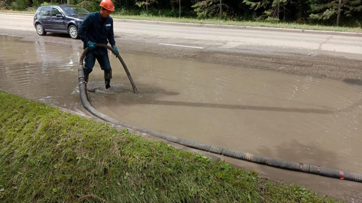 В Усть-Каменогорске во время проливных дождей и таяния снега топит более 50 улиц
