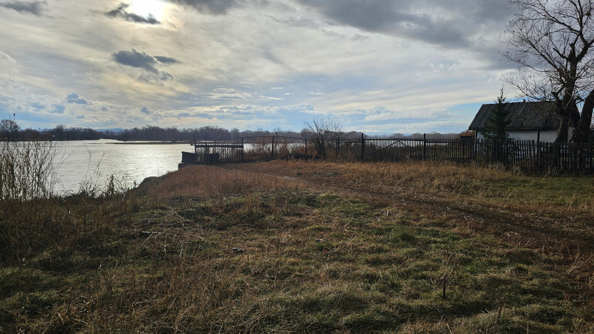 «Страшно, а куда деваться?»: в ВКО жители села боятся, что их дома рухнут в Иртыш