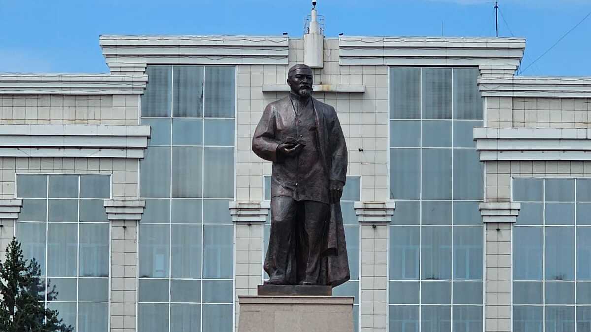 В Усть-Каменогорске памятник Абаю стал бронзовым