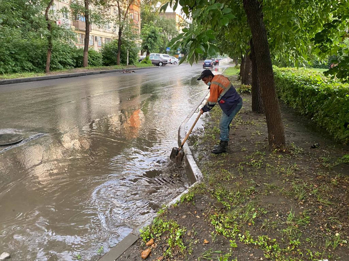 В Усть-Каменогорске во время проливных дождей и таяния снега топит более 50 улиц