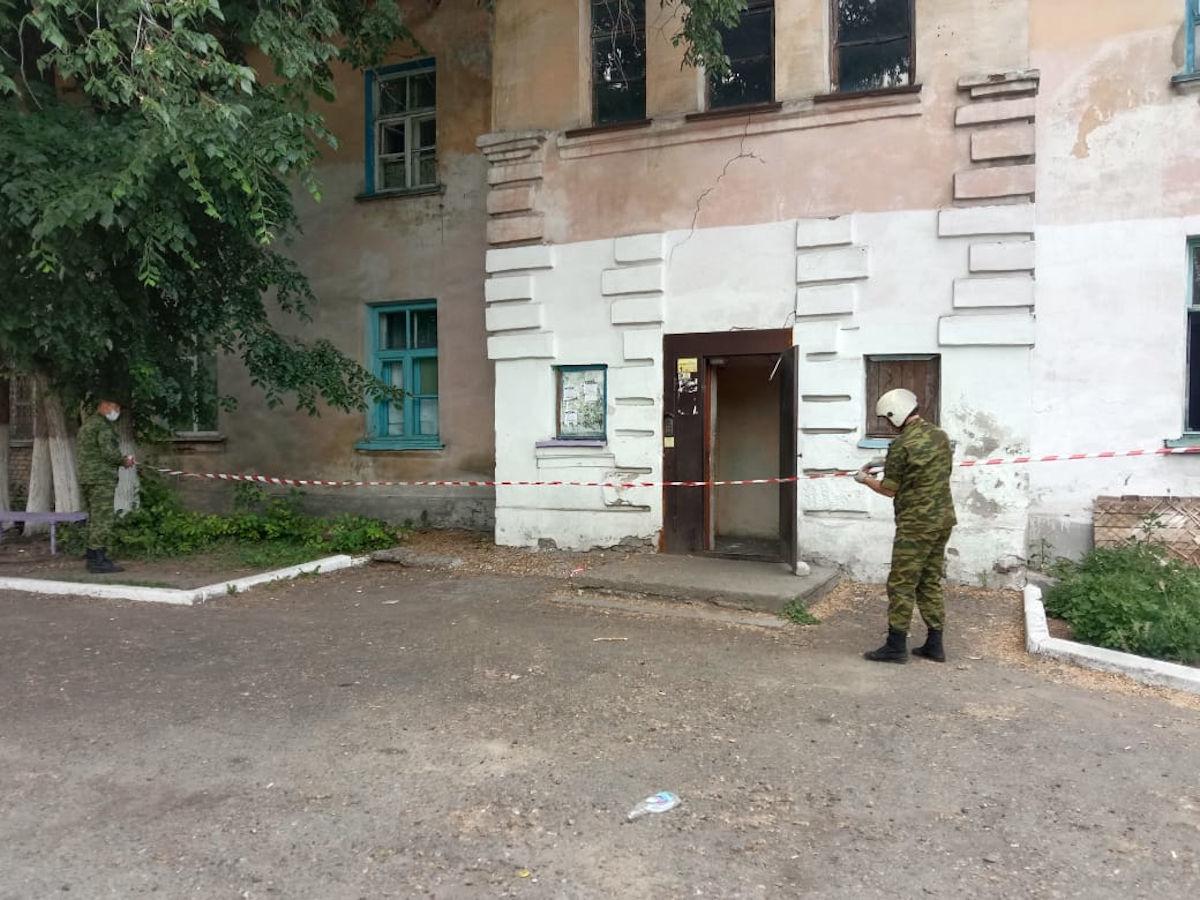 В Усть-Каменогорске рухнул потолок старого жилого общежития