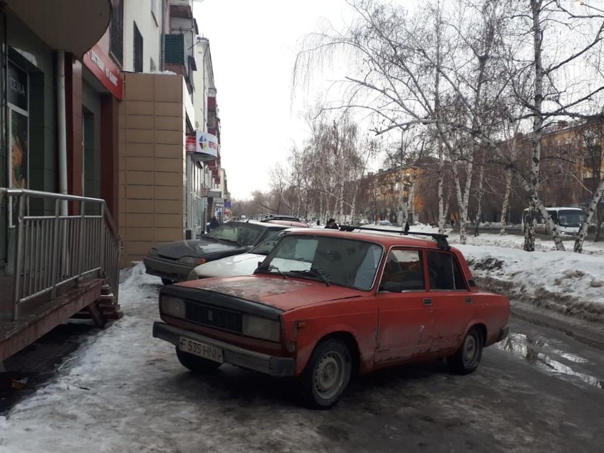 Жители Усть-Каменогорска жалуются на припаркованные на тротуарах автомобили