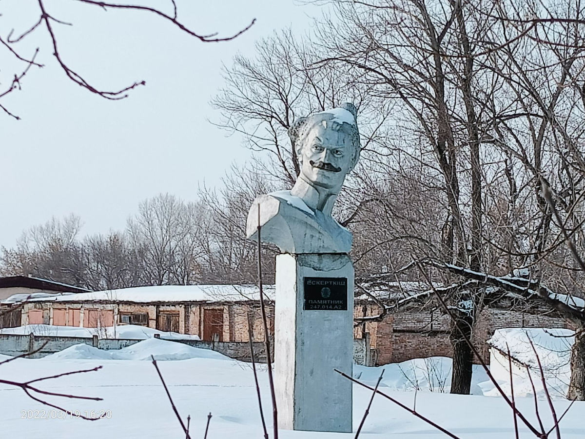 Памятник с черными усами удивил жителей ВКО