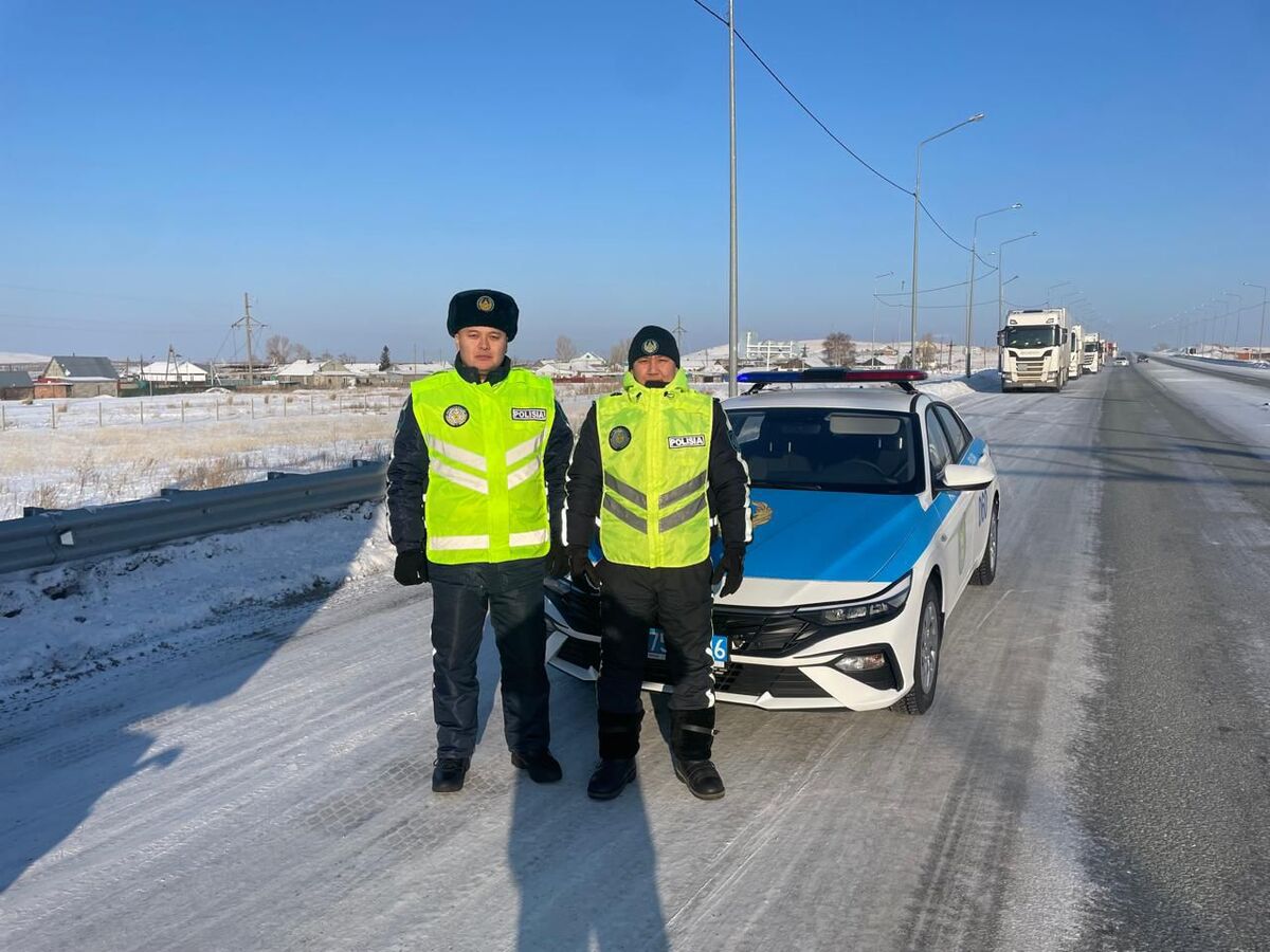 В ВКО полицейские угощали дальнобойщиков кофе