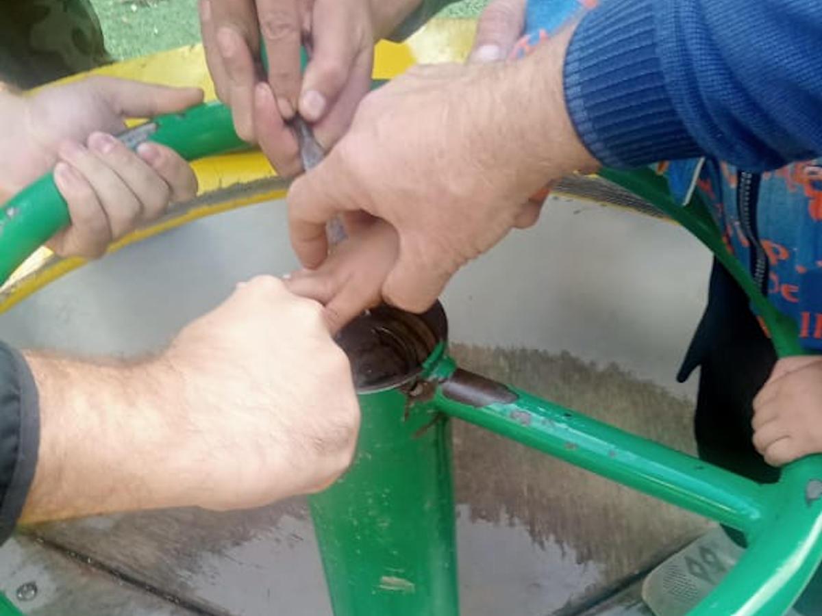 Несовершеннолетним на детских площадках понадобилась помощь спасателей