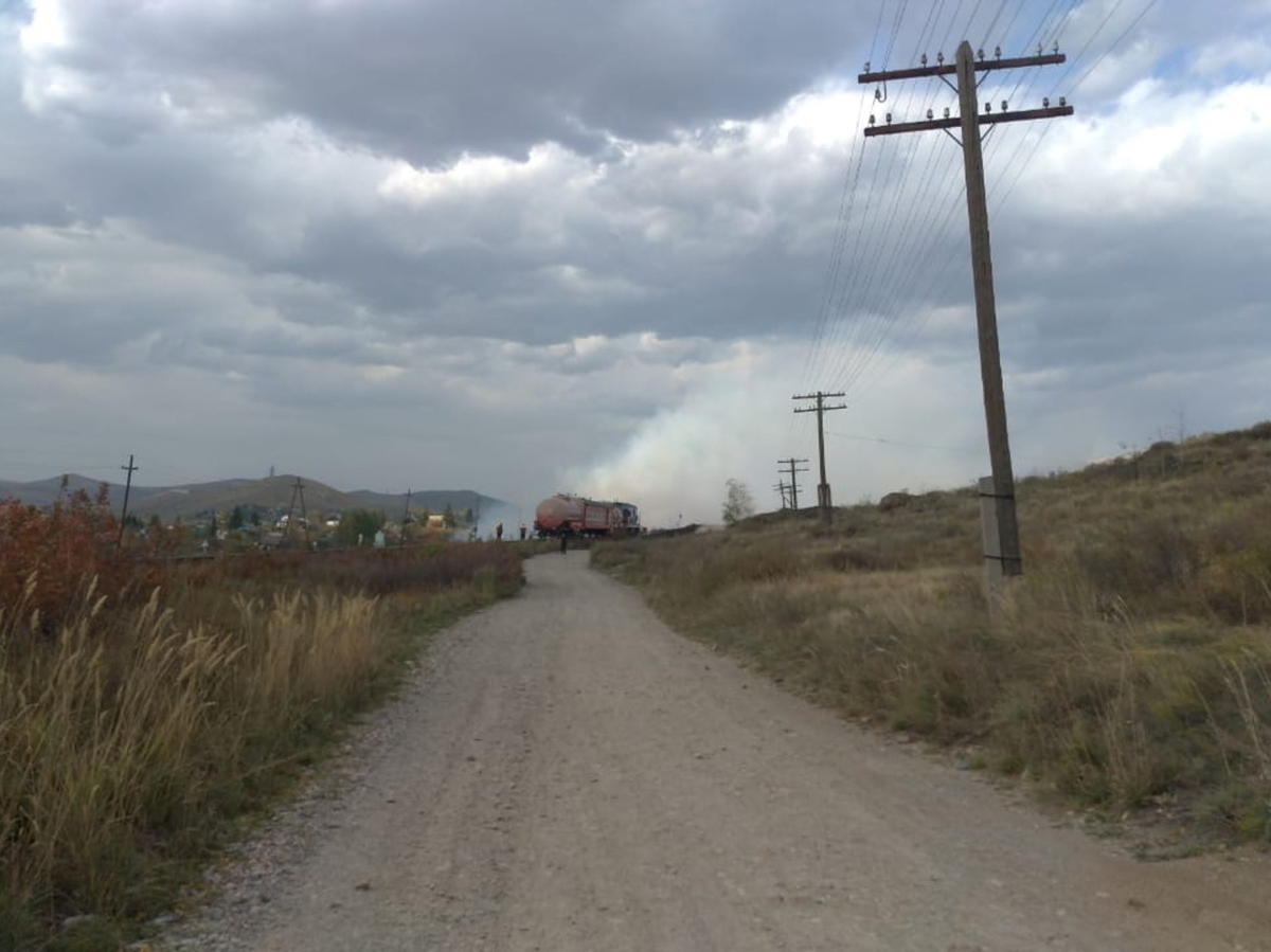 Обширное возгорание вблизи Усть-Каменогорска: огнем повреждено около десяти дач  