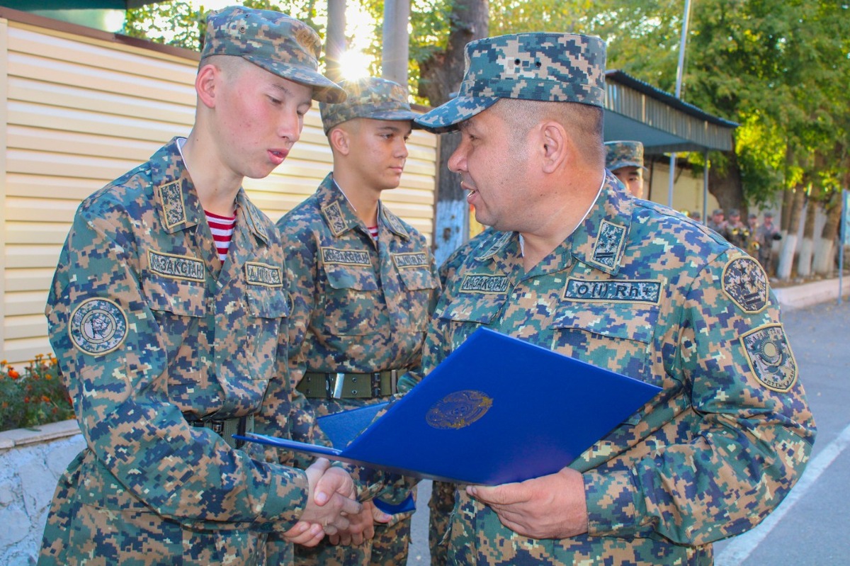 В ВКО наградили солдат, которые попали в реанимацию после тушения пожара в Каменном Карьере