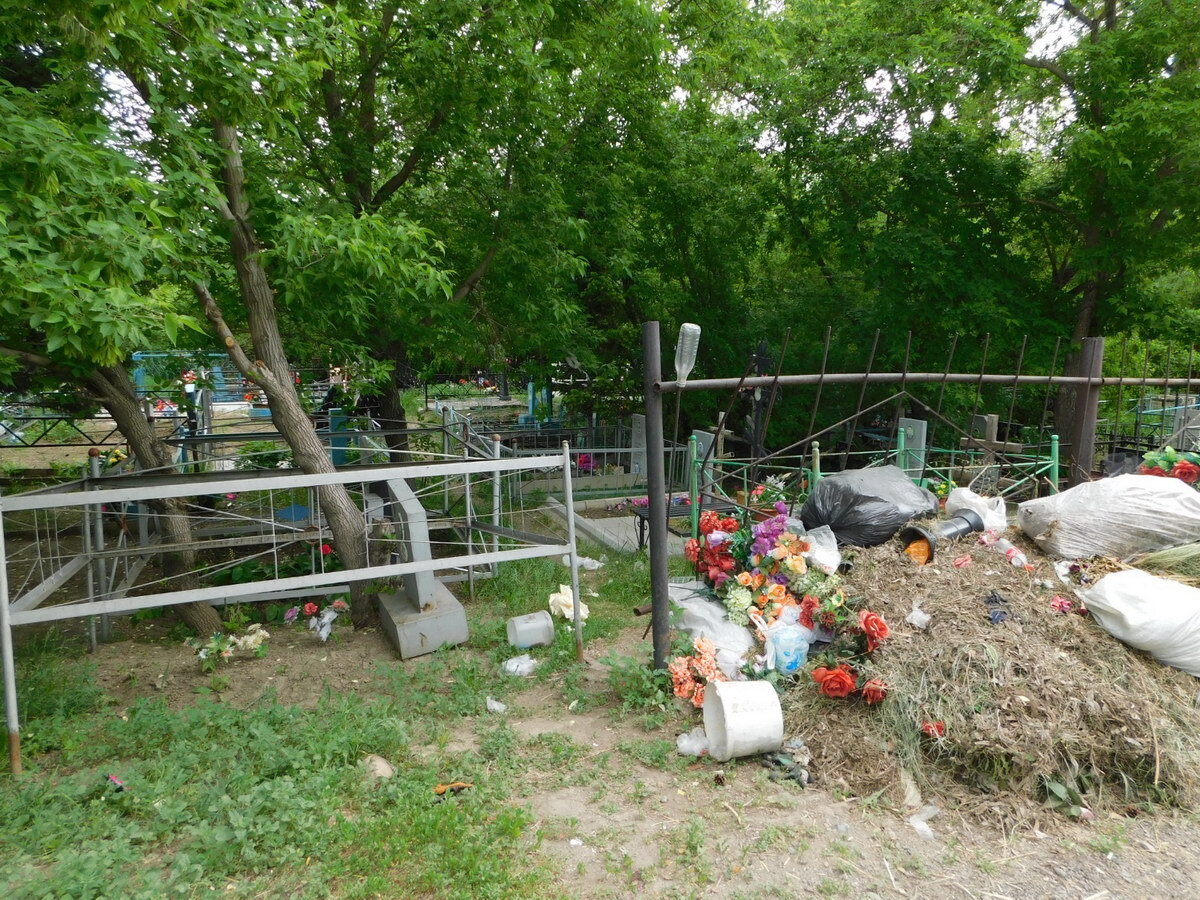 Кто наводит порядок на кладбищах Усть-Каменогорска?