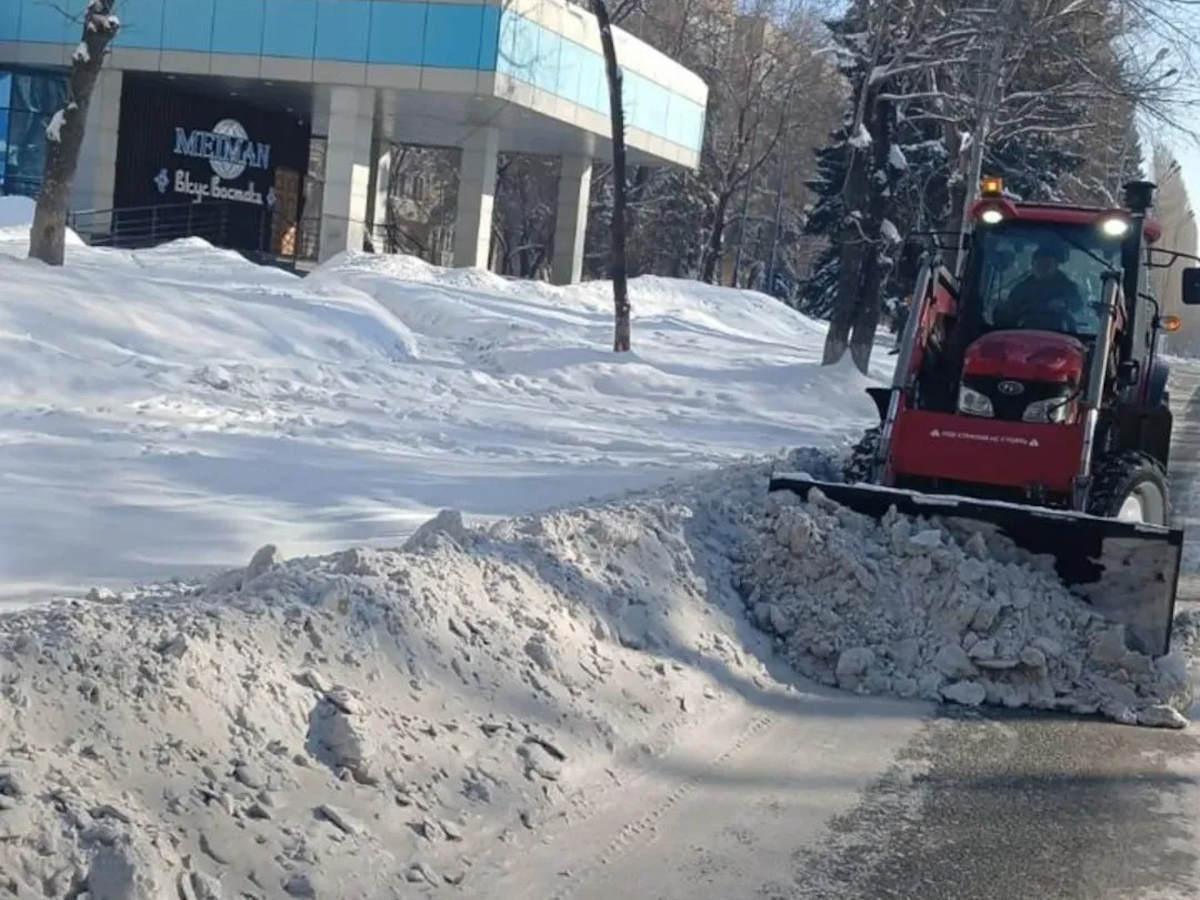 В Усть-Каменогорске коммунальщики объяснили, почему на дорогах могут быть «шишки» и колея