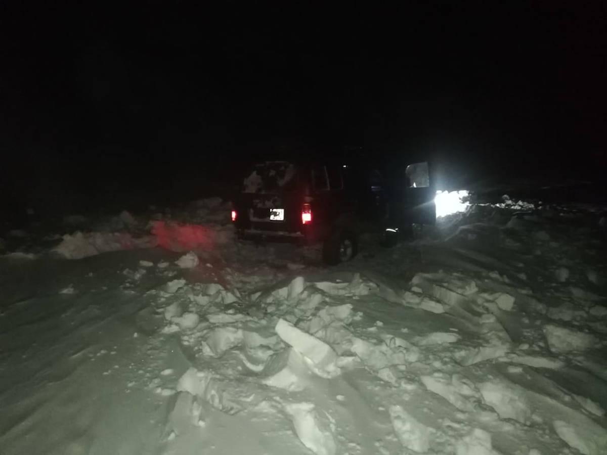 В ВКО продолжают спасать людей из снежных заносов