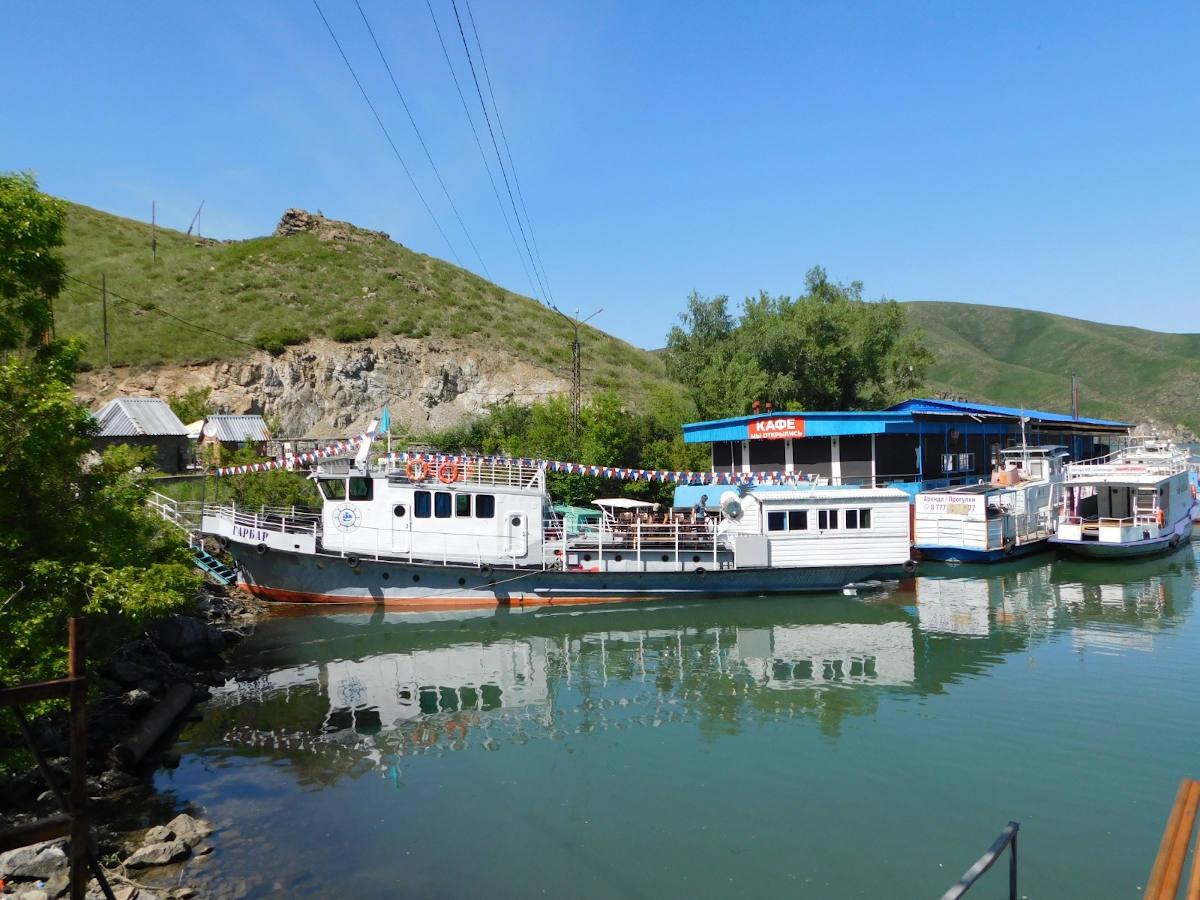 На Усть-Каменогорском водохранилище открыл навигацию первый круизный теплоход