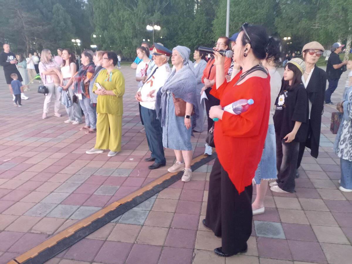 В День Победы устькаменогорцы участвовали в импровизированном караоке