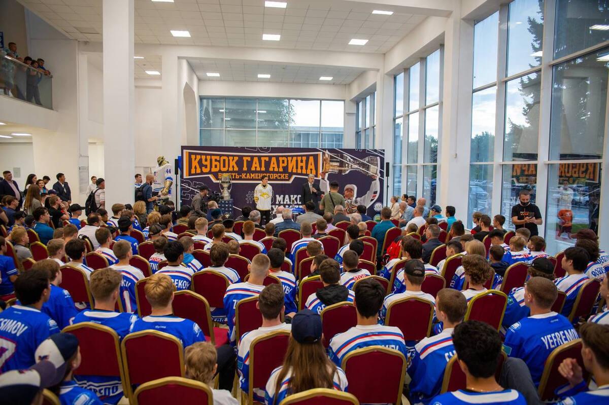 В Усть-Каменогорске обладатель Кубка Гагарина встретился с юными хоккеистами