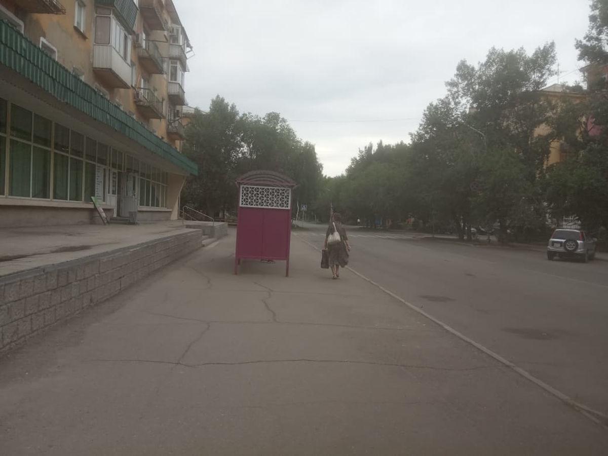 В Усть-Каменогорске вместо оранжевых остановочных павильонов стали устанавливать розовые